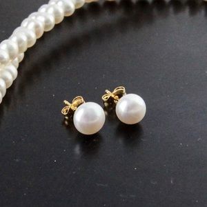 Fresh water pearl stud earrings